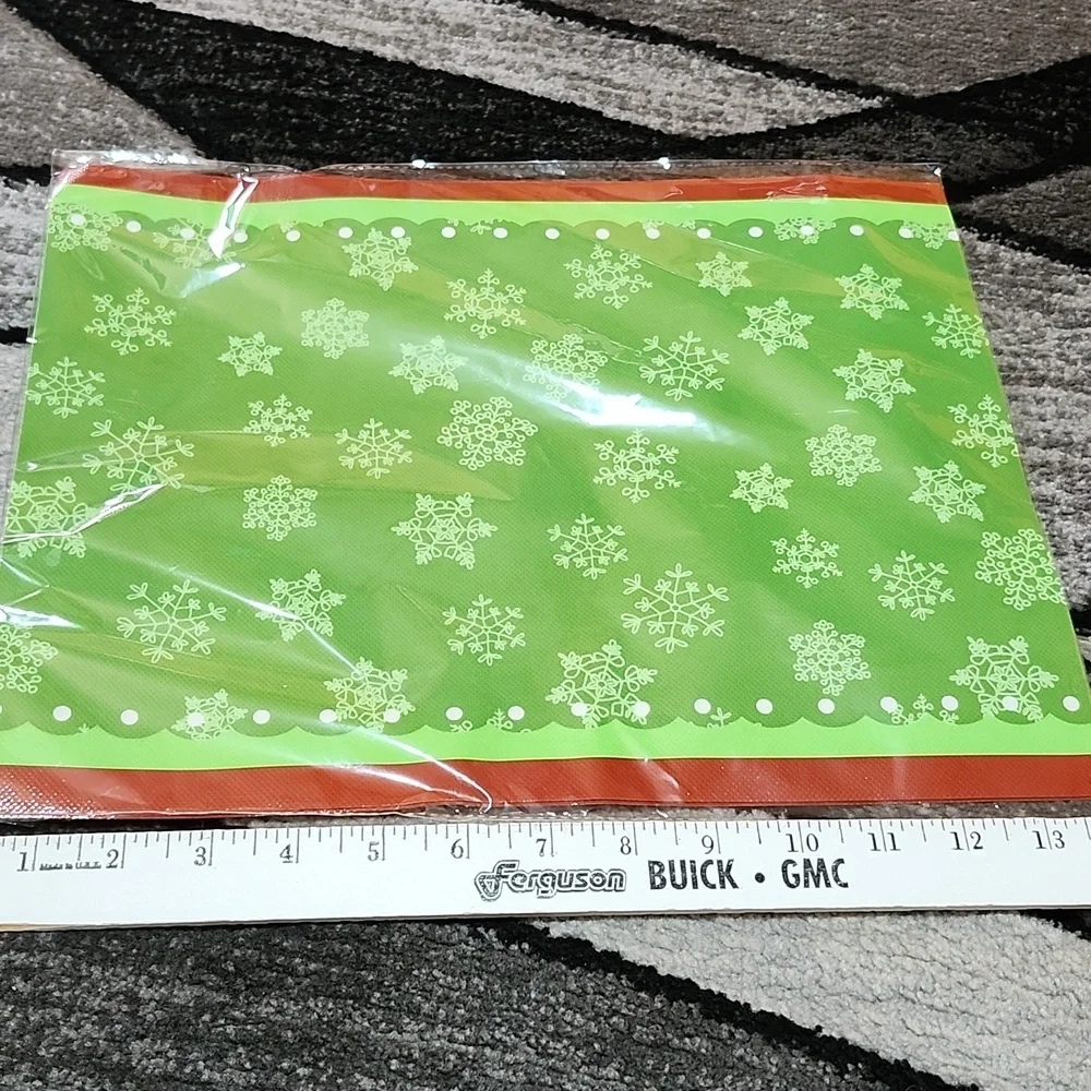 CHRISTMAS THEMED DISPOSABLE TABLEWEAR & PLAID POT HOLDERS BUNDLE PRICE FIRM